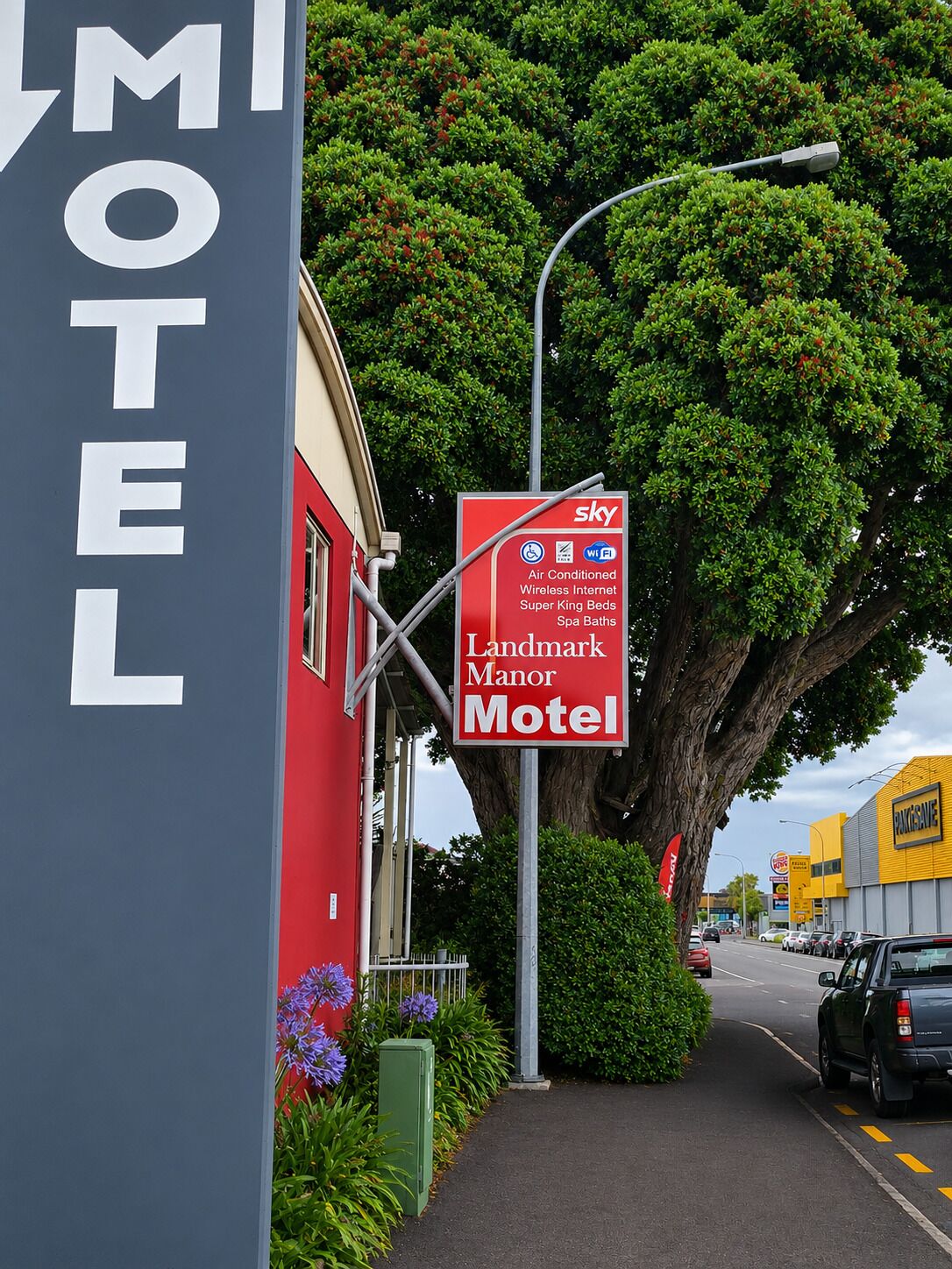 Schild eines Motels mit Annehmlichkeiten wie Klimaanlage, WLAN und Kingsize-Betten.