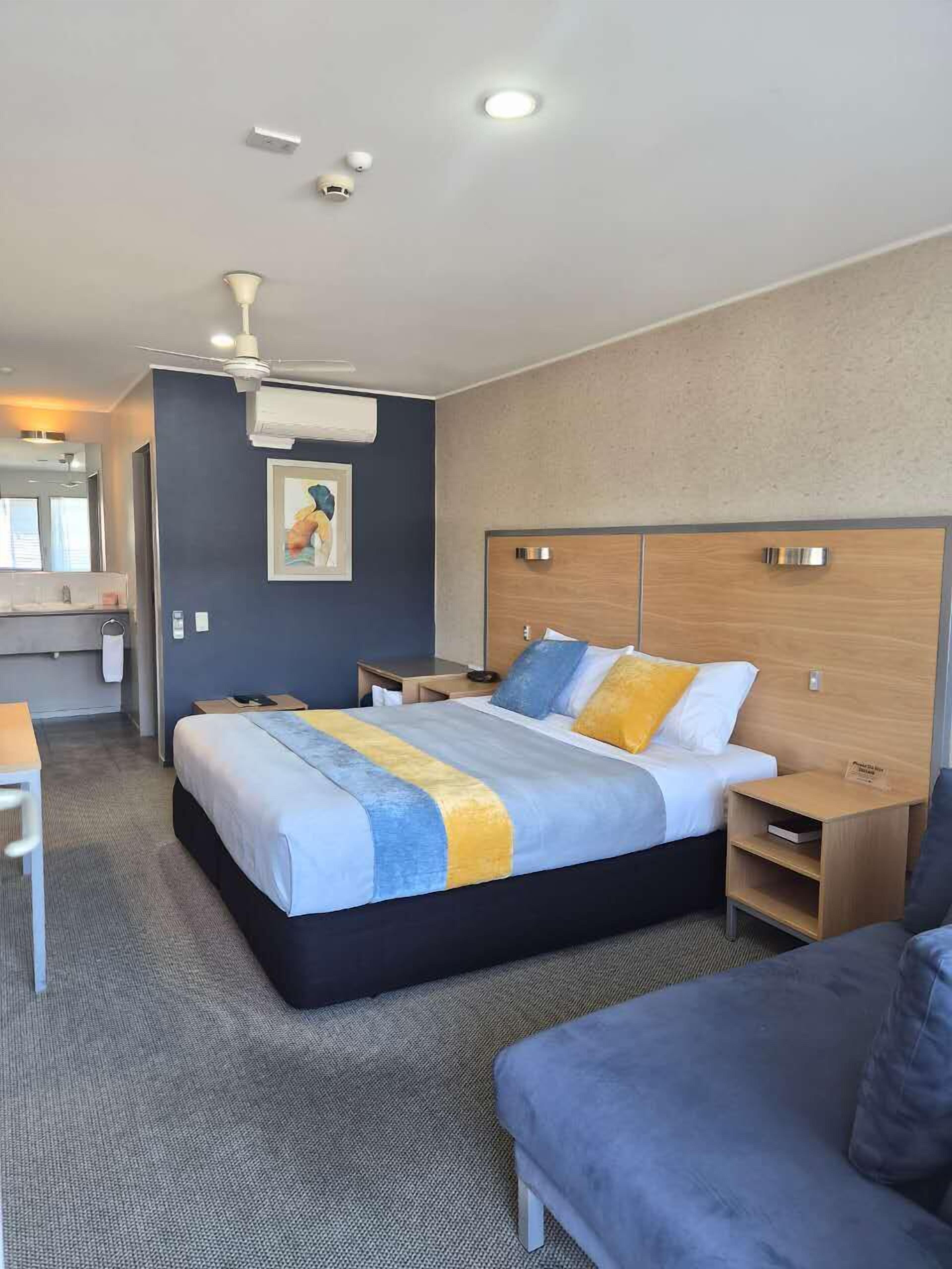 Estudio | Camas Select Comfort y espacio para trabajar con laptop 