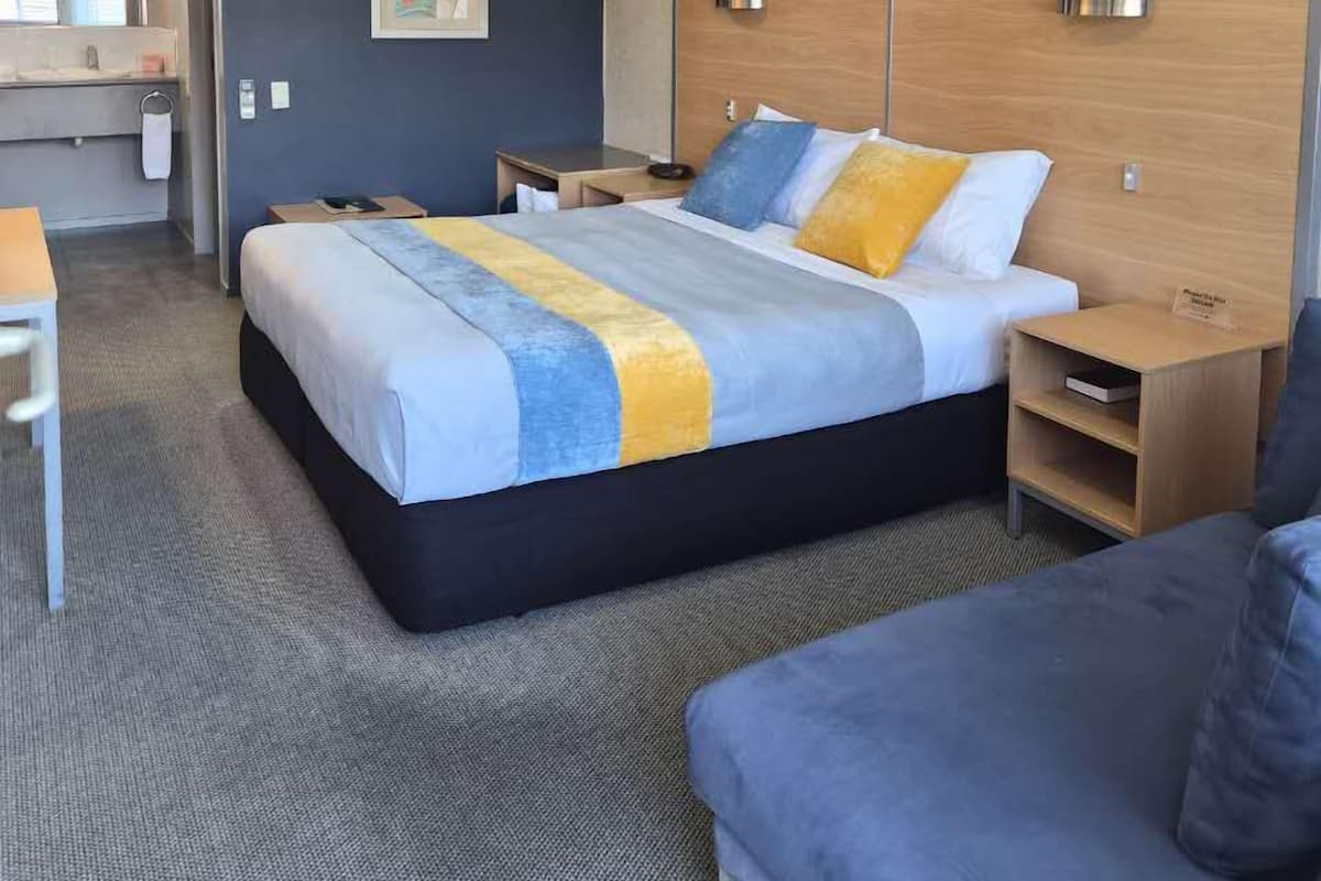 Estudio | Camas Select Comfort y espacio para trabajar con laptop