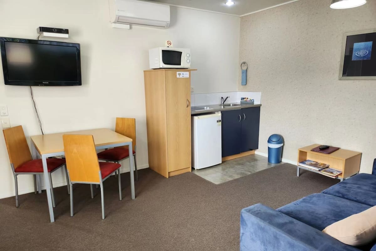 Suite, 1 Bedroom | Living area