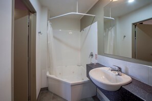 Studio with spa bath | Bathroom | Free toiletries, hair dryer, towels, soap - Landmark Manor Motel (New Plymouth)