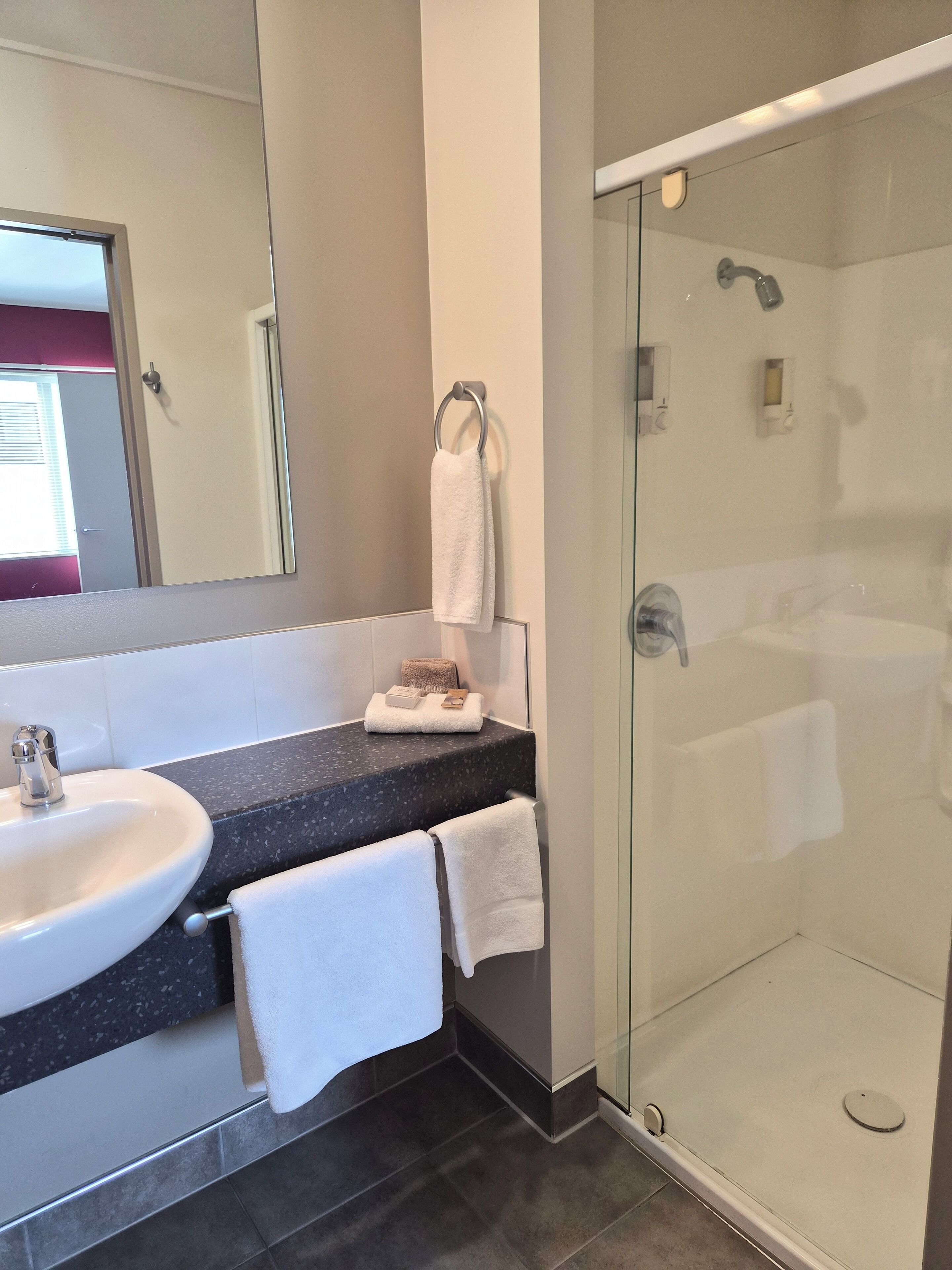 Suite, 1 habitación | Baño | Artículos de higiene personal gratuitos, secador de pelo y toallas