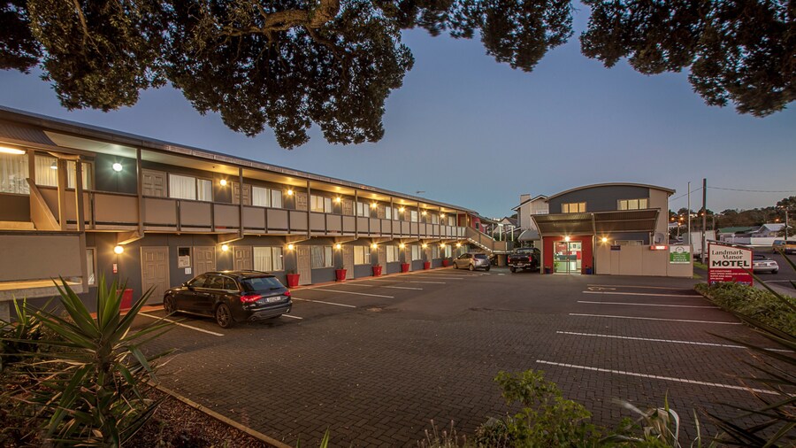 Landmark Manor Motel