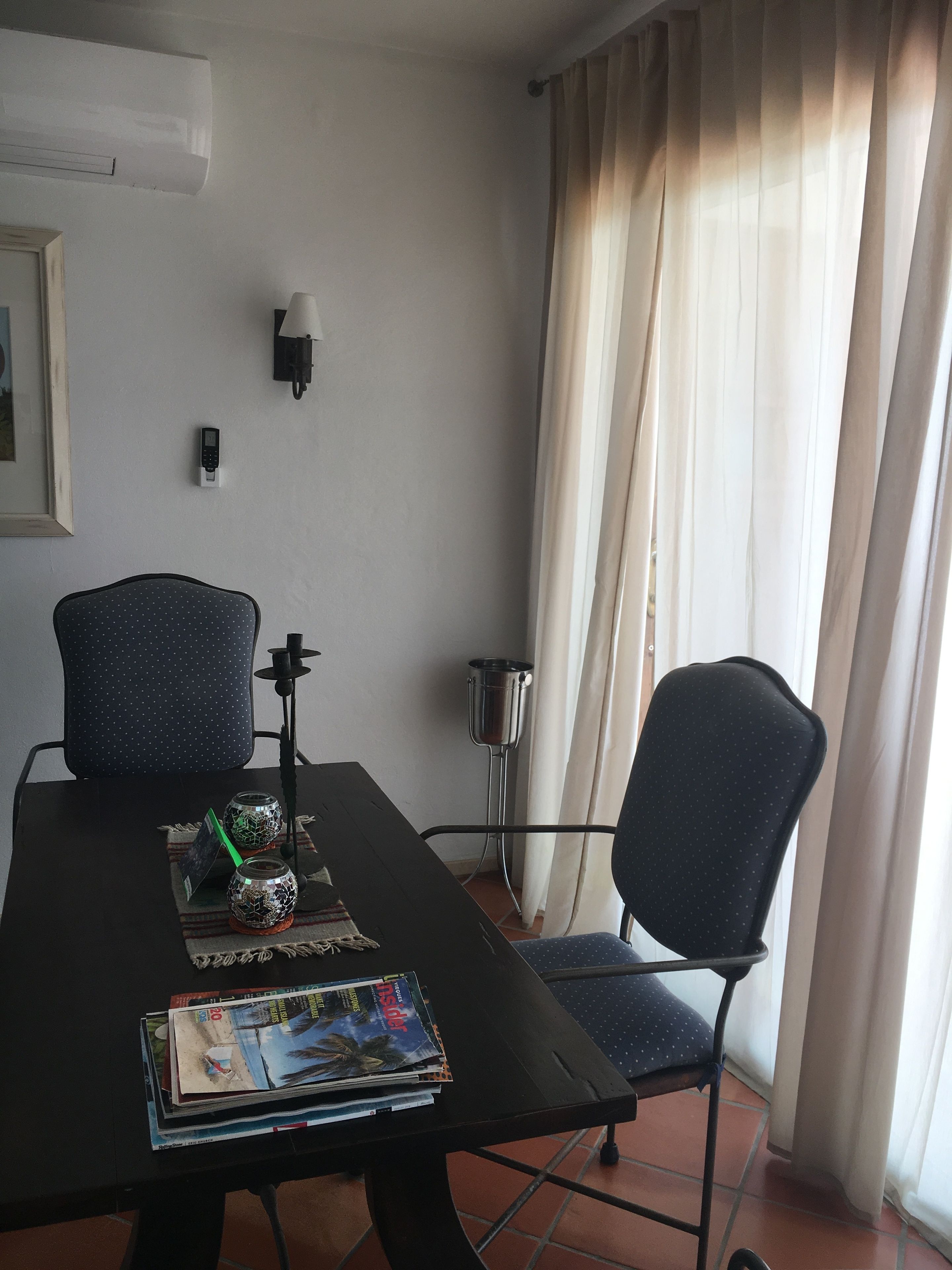 deluxe suite, 1 king bed | living area