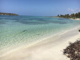 Una playa cerca, toallas de playa