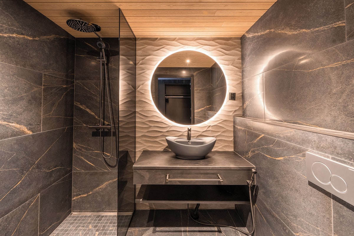 deluxe room | bathroom | shower, free toiletries, hair dryer, bidet