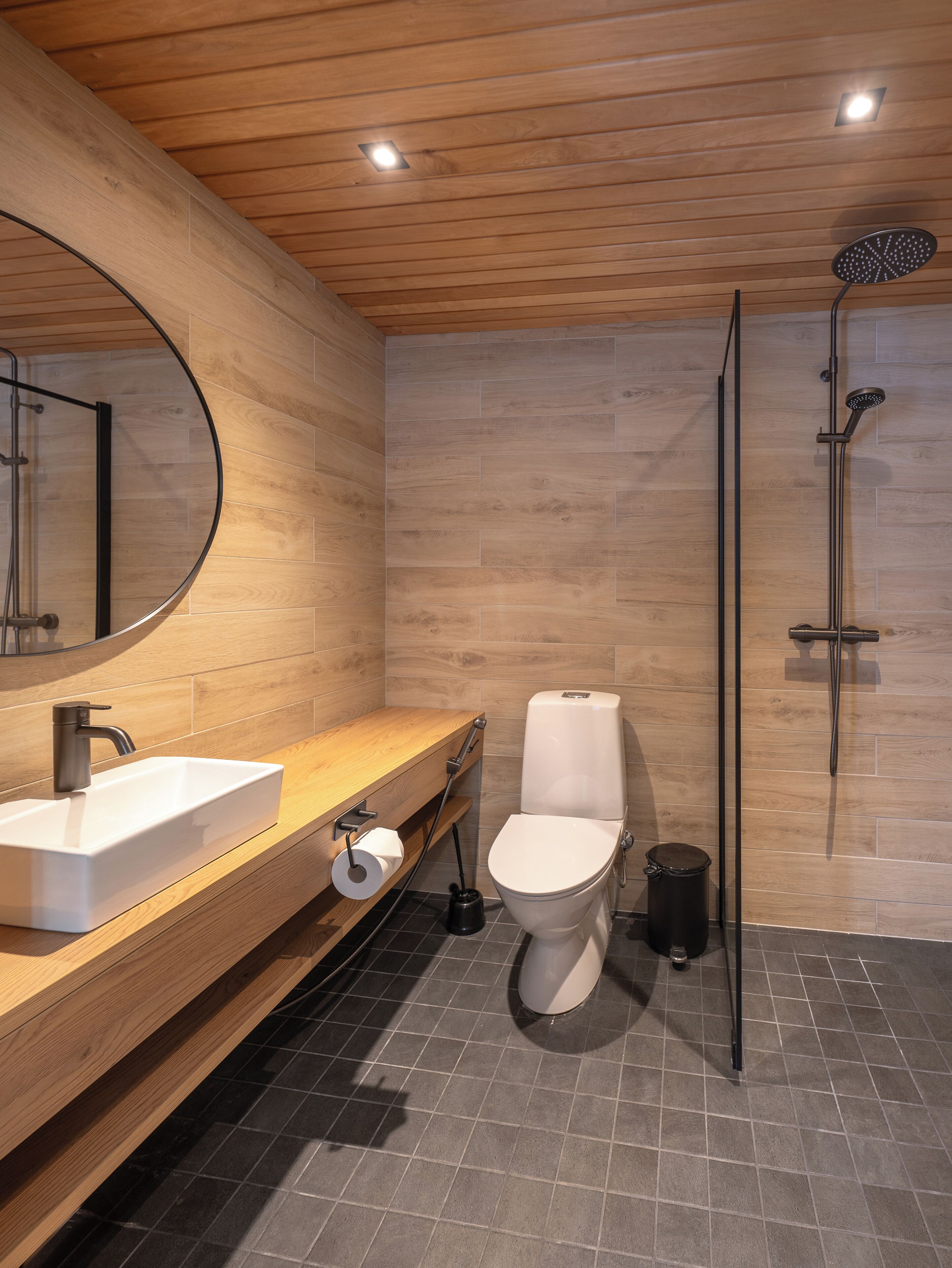 deluxe room | bathroom | shower, free toiletries, hair dryer, bidet