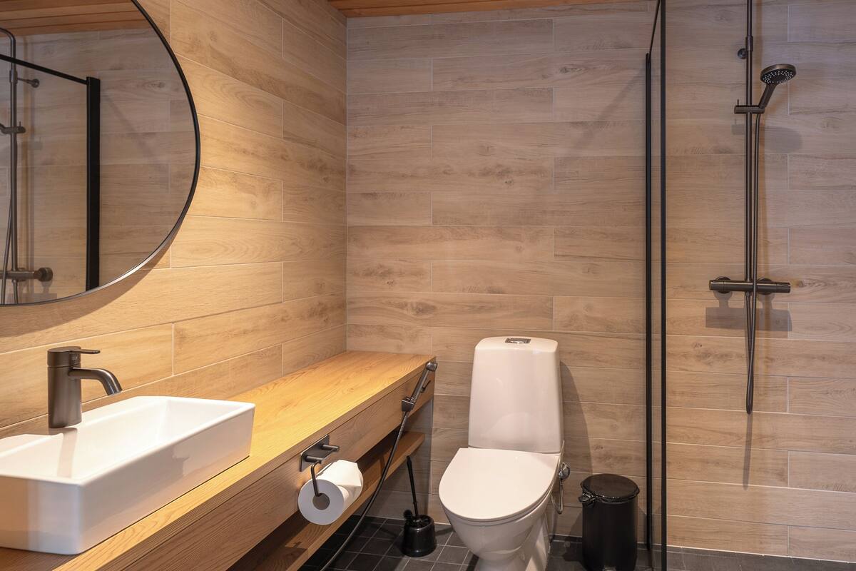 deluxe room | bathroom | shower, free toiletries, hair dryer, bidet