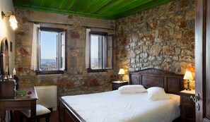 Departamento tradicional, 1 habitación | Caja de seguridad en la habitación y decoración personalizada 