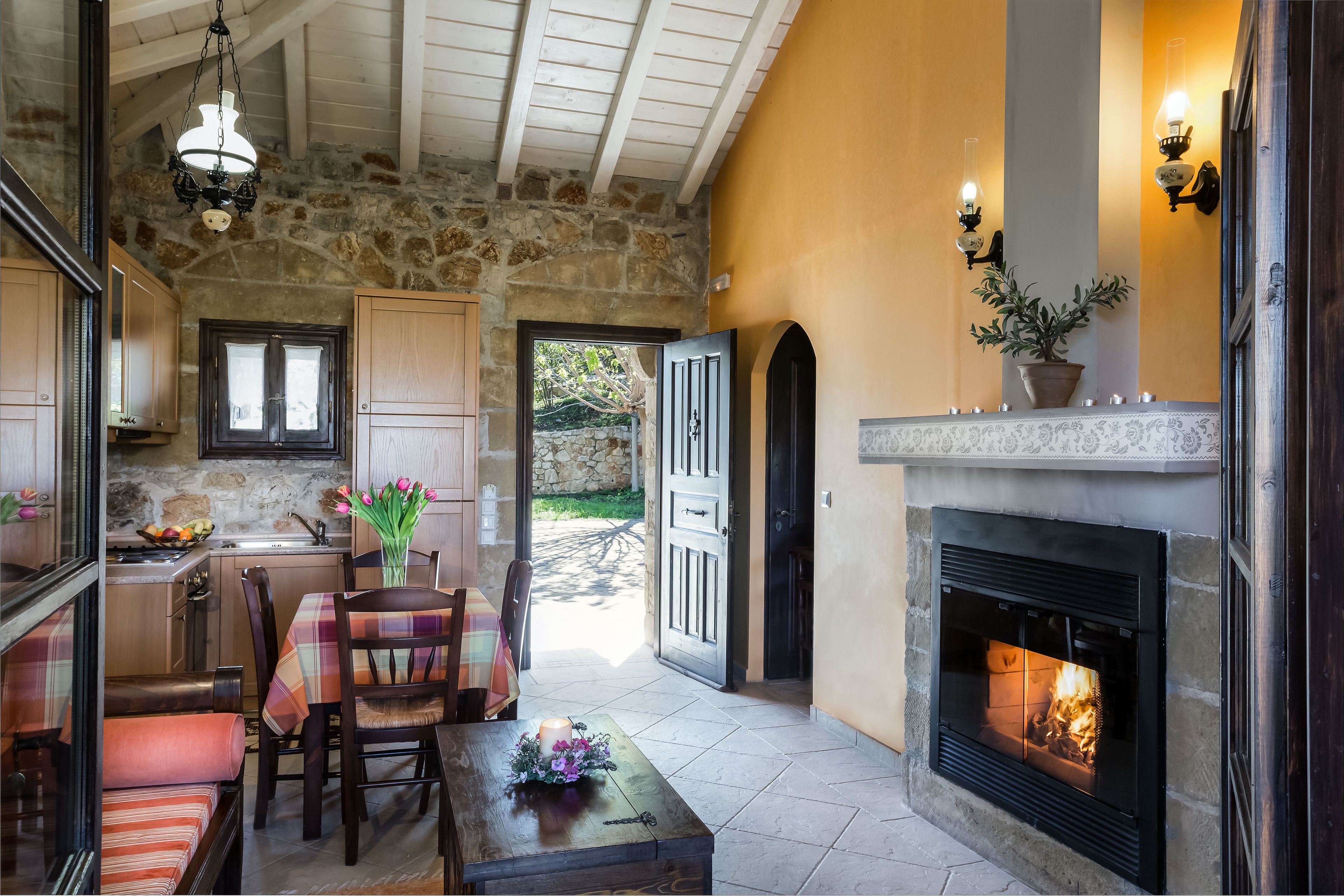 Bungalow tradicional, 1 cama Queen size | Área de sala de estar | Televisión LED y chimenea 