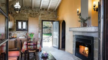 Bungalow tradicional, 1 cama Queen size | Área de sala de estar | Televisión LED y chimenea
