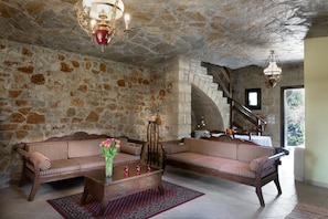 傳統聯排別墅, 2 間臥室, 海景, 山旁 | 客廳 | LED 電視、壁爐