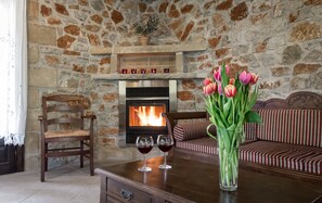 Casa de ciudad tradicional, 2 habitaciones, vista al mar, junto a la montaña | Sala de estar | Televisión LED y chimenea 