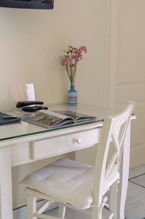 Standard Double or Twin Room | Minibar, in-room safe, desk, cribs/infant beds - A Casa dei Nonni (Ravello)