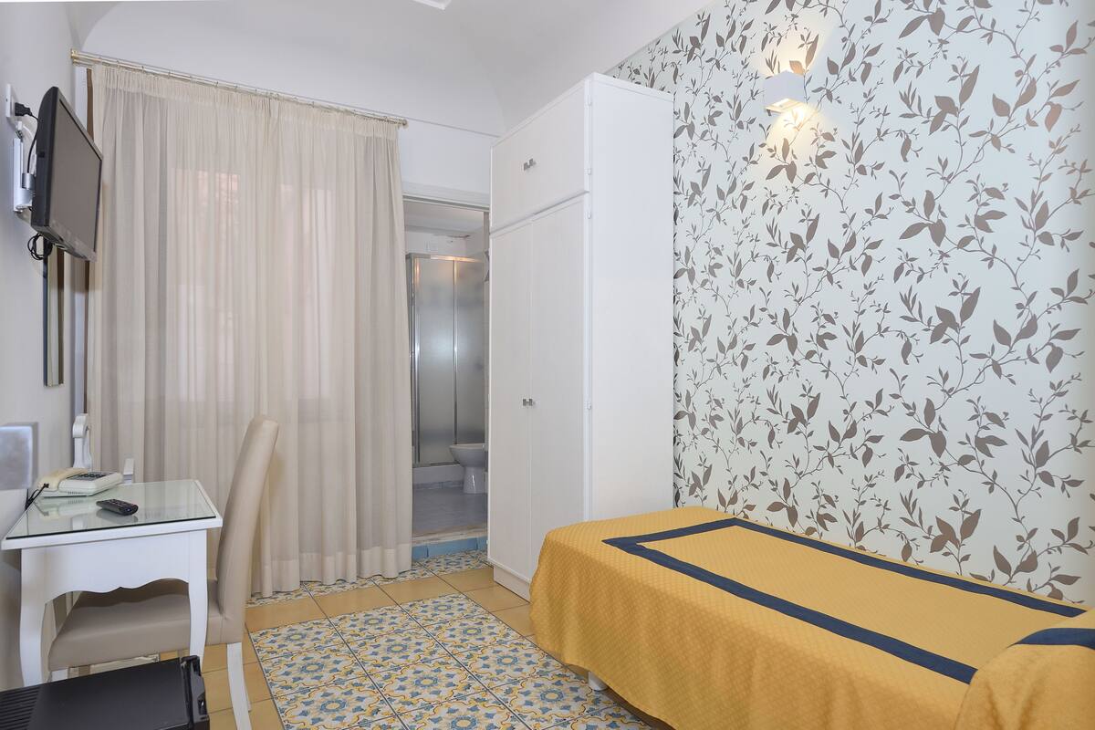 Basic Single Room with Shower | In-room safe, desk, soundproofing, free WiFi