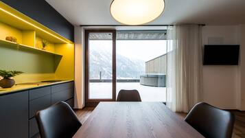 Luxury Penthouse, 2 Bedrooms, Hot Tub, Valley View | Living area