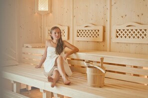 A wooden sauna bench with a wooden bucket. - Mountain Residence Montana (Valle di Casies)