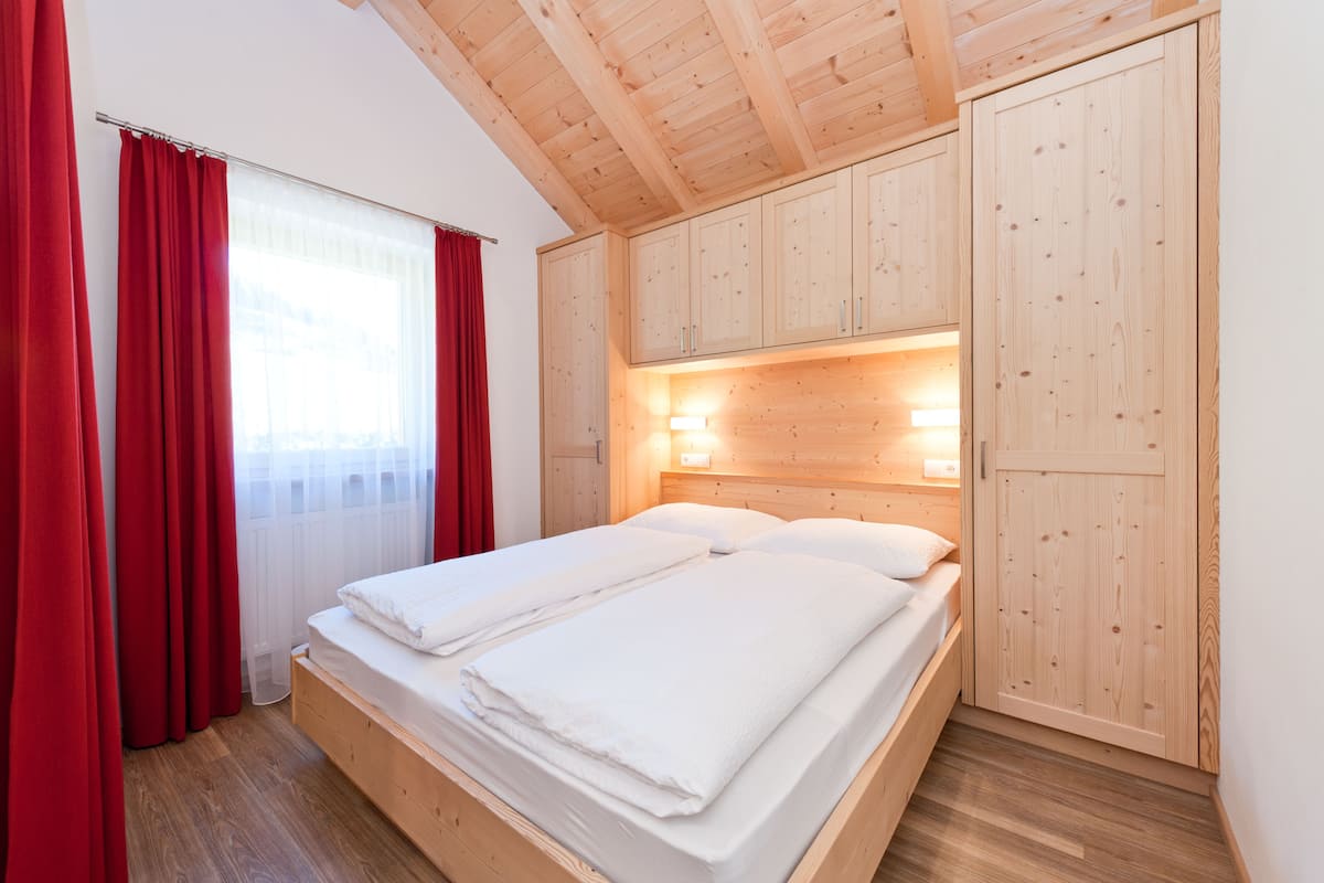 Superior studio, 1 kingsize bed, uitzicht op bergen | Woonkamer | Een 42-inch smart-tv met satellietzenders, een televisie en een kantoor