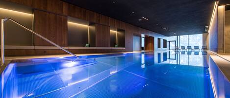 Piscine couverte, parasols de plage, chaises longues