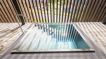 Bồn tắm spa ngoài trời