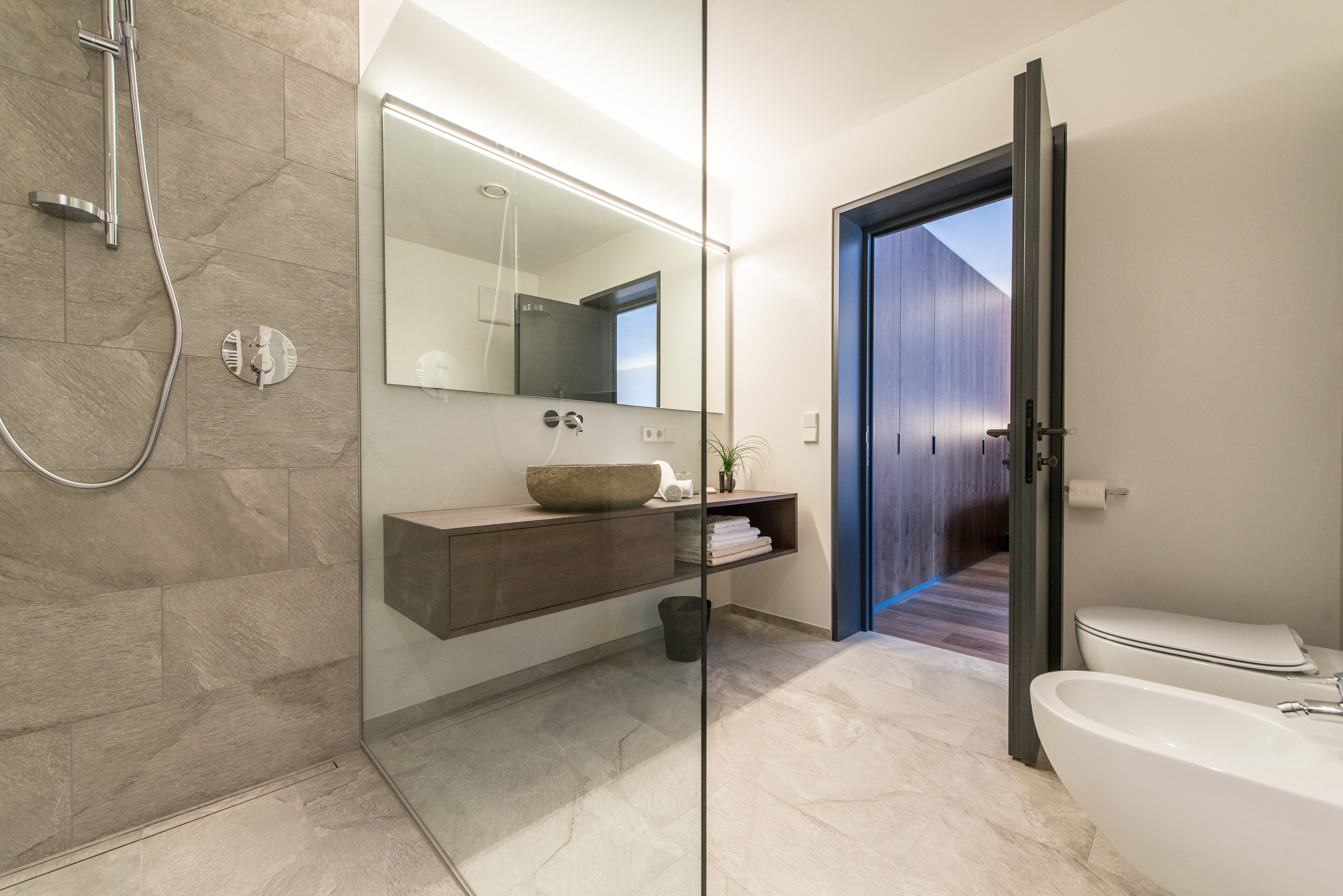 Luxury-Studiosuite, Talblick | Badezimmer | Dusche, Regendusche, Haartrockner, Bidet