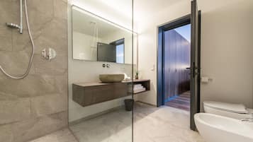 Luxury-Studiosuite, Talblick | Badezimmer | Dusche, Regendusche, Haartrockner, Bidet