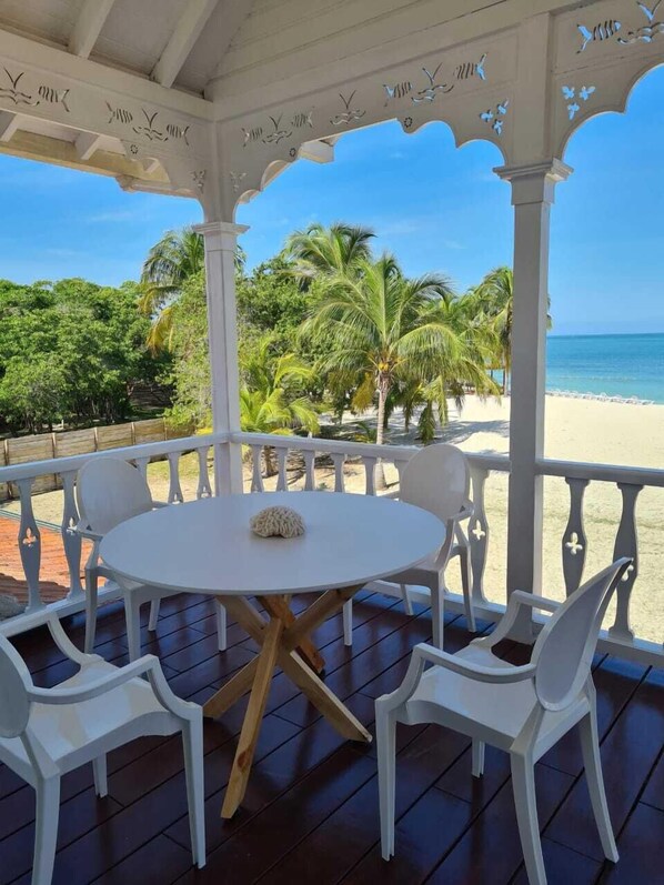 Sviitti, 1 suuri parisänky, oma kylpyhuone | Ylelliset vuodevaatteet, minibaari, tallelokero huoneessa