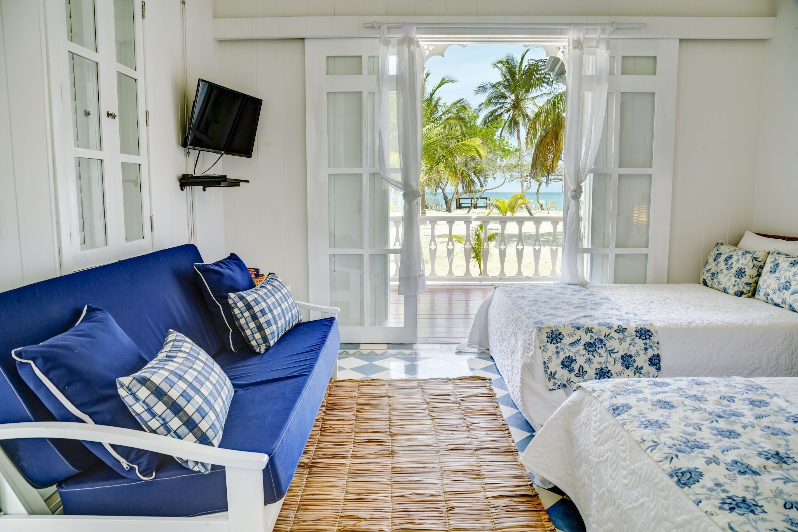 Perhehuone | Ylelliset vuodevaatteet, minibaari, tallelokero huoneessa