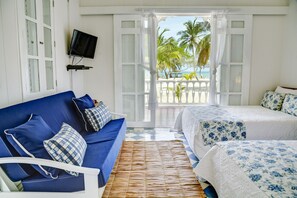 Perhehuone | Ylelliset vuodevaatteet, minibaari, tallelokero huoneessa