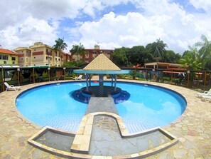 Bar junto a la piscina