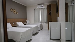 A hotel room with two beds, a wardrobe, a refrigerator, and an air conditioning unit. - Hotel Riviera D'Amazonia (Ananindeua)