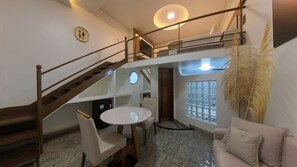 Suite Master | ミニバー、客室ごとに異なる装飾、客室ごとに異なるインテリア、デスク