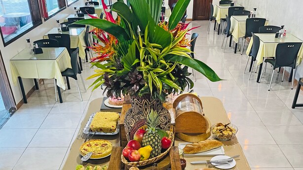 A buffet table with various fruits, pastries, and a decorative centerpiece. - Hotel Riviera D'Amazonia (Ananindeua)