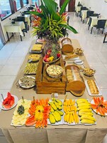 Café da manhã com buffet grátis todos os dias
