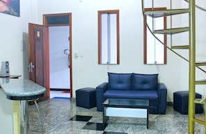 舒适复式 | 客厅 | 32-英寸纯平电视（配备数码频道）