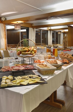 Café da manhã com buffet todos os dias mediante uma taxa