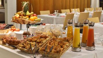 Petit déjeuner buffet (15 EUR par personne)