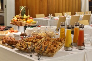Daily buffet breakfast for a fee - Hôtel Eliova - Le Chaix (Huez)