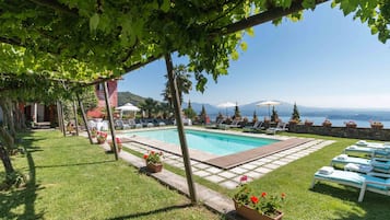 Piscine extérieure, parasols de plage, chaises longues