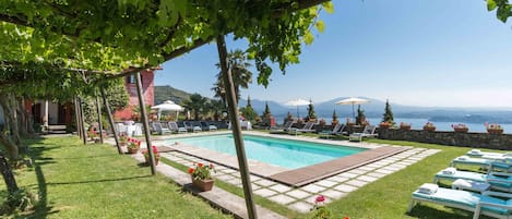 Piscine extérieure, parasols de plage, chaises longues