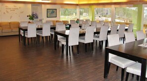 Der serveres morgenmad, frokost, aftensmad og brunch