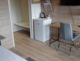 Quarto solteiro empresarial | Cozinha americana privada | Geladeira, chaleira elétrica