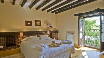 Cots/infant beds, rollaway beds, free WiFi, bed sheets