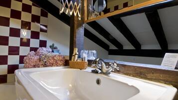 Bathtub, jetted bath, free toiletries, bidet