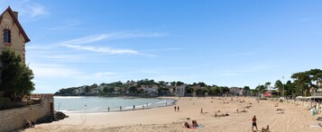 Una playa cerca, 2 bares en la playa