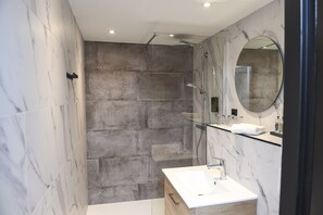 Quarto triplo, terraço | Banheiro | Produtos de toalete grátis, secador de cabelo, toalhas de banho