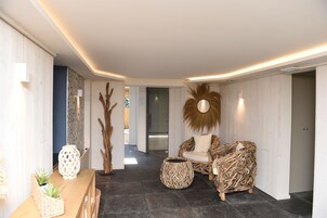 Un sauna, una bañera de hidromasaje, baño turco, masajes tailandeses