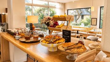 Daily buffet breakfast for a fee