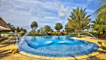 3 outdoor pools, pool umbrellas, pool loungers