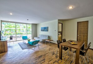 32-inch LCD TV with cable channels, TV - Hotel Estelar Playa Manzanillo (Cartagena)